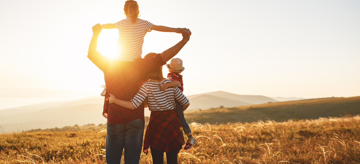 Bannière représentant une famille admirant le couché de soleil