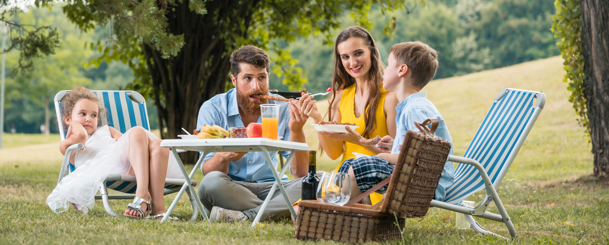 Bannière avec une famille pendant un repas en plein air