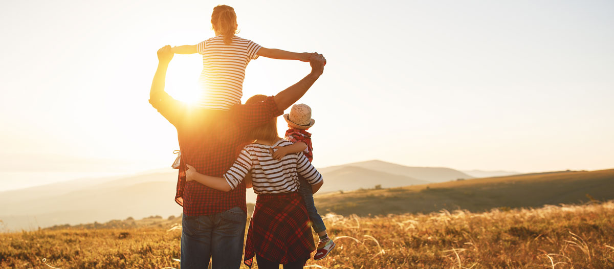 Image d'un slider avec une famille regardant le couché du soleil